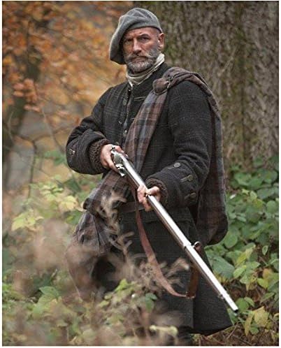 Graham McTavish, mint Dougal MacKenzie, kezében puska Outlander 8 x 10 Inch-Fotó